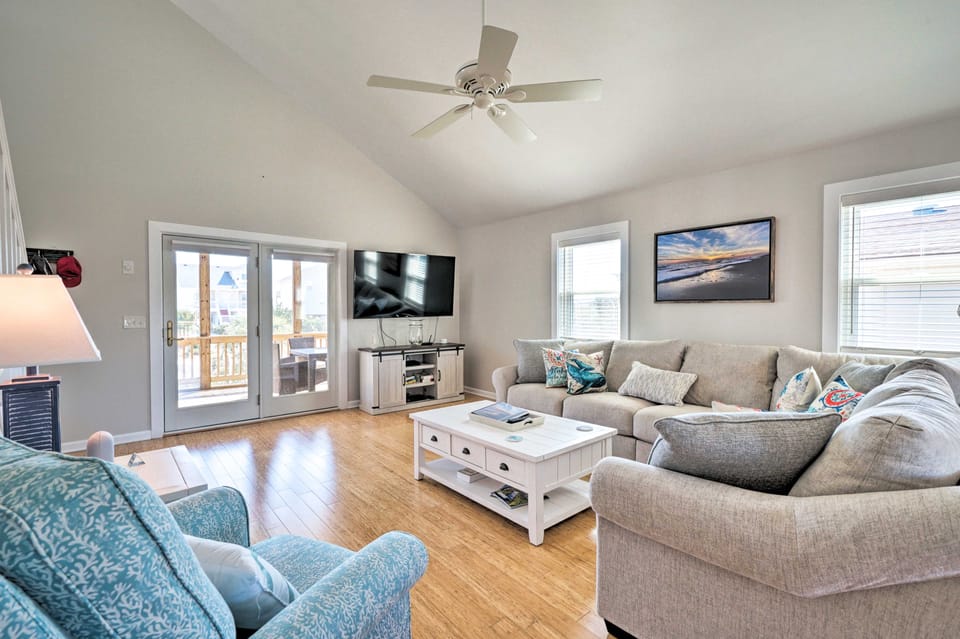 Carefree Coastal Getaway - Walk to Long Beach House in Oak Island