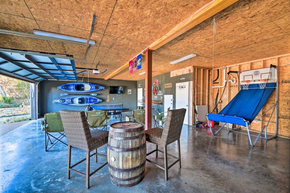 Lake Granbury Views + Game Room! Modern Escape House in Granbury