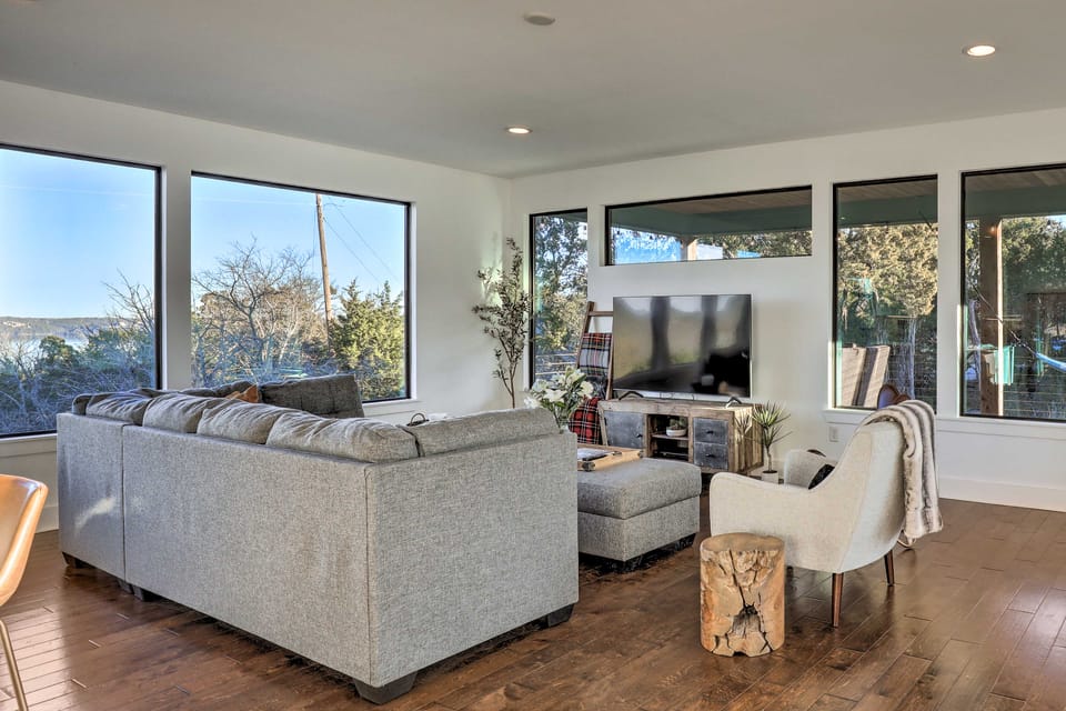 Lake Granbury Views + Game Room! Modern Escape House in Granbury