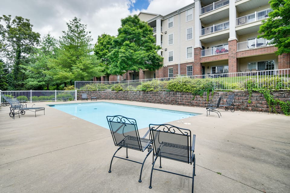 Branson Condo w/ Pool Access & Views, 3 Mi Dtwn! Apartment in Branson