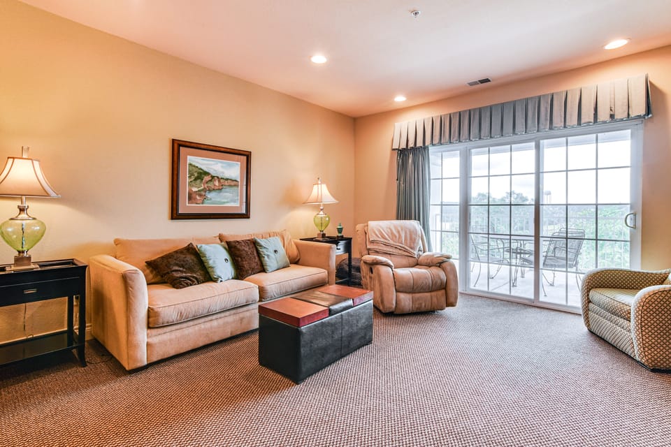 Branson Condo w/ Pool Access & Views, 3 Mi Dtwn! Apartment in Branson