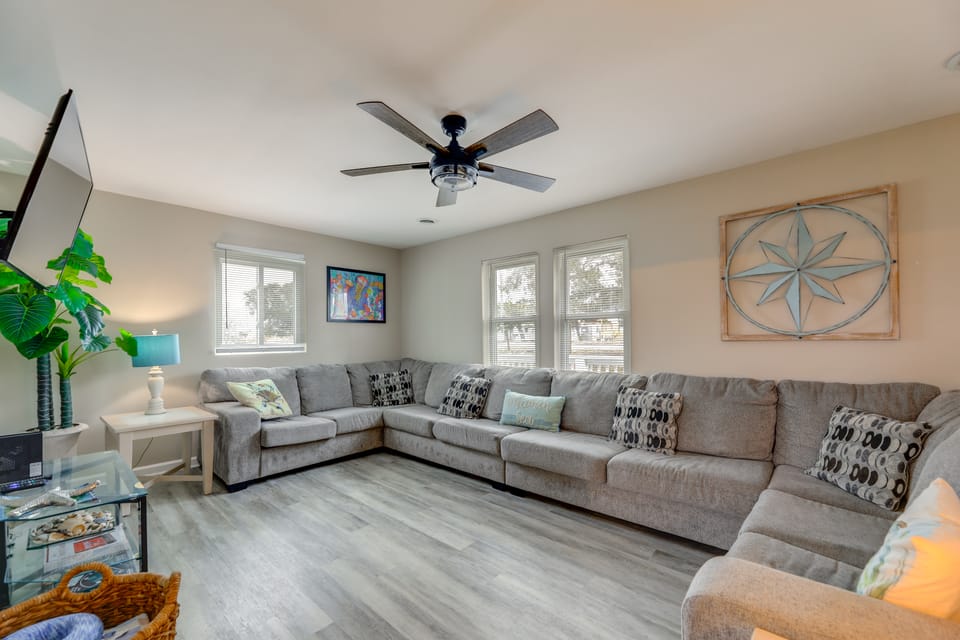 Walkable & Renovated! Salter Path Retreat w/ Deck House in Indian Beach