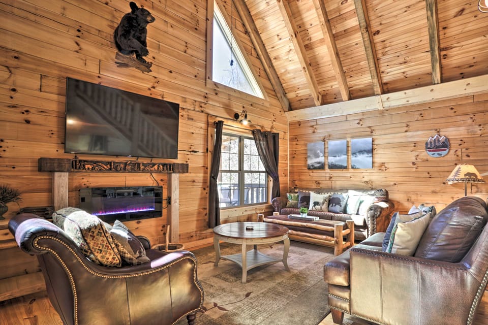 1 Mi to Dtwn Gatlinburg: Cabin w/ Game Room House in Gatlinburg