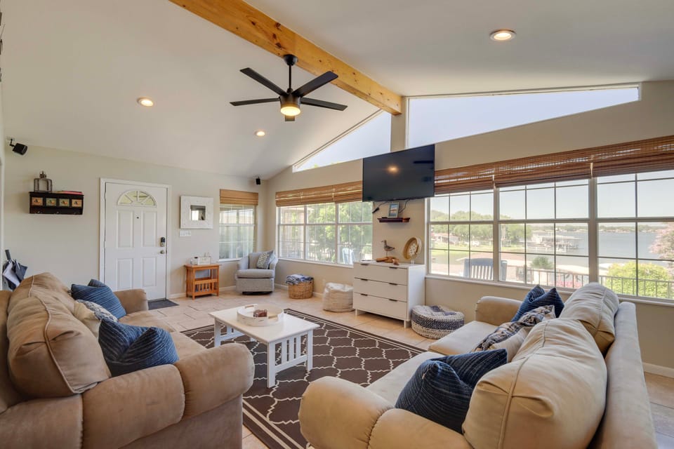Lakefront Family Getaway w/ Dock & Fire Pit House in Granbury