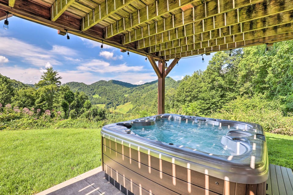 Newly Renovated MountainTop Escape in Burnsville House in Tennessee