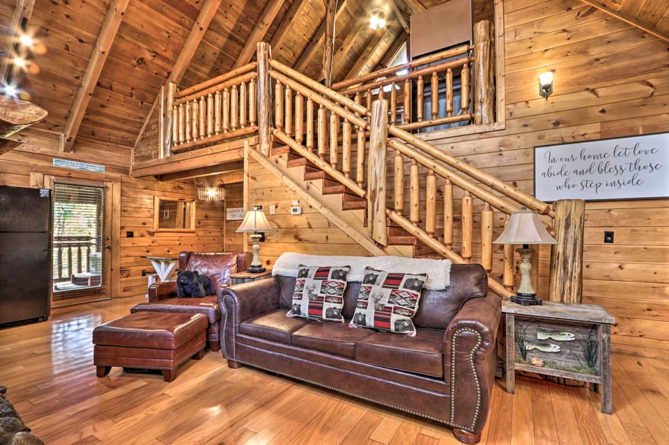 Smoky Mountain Log Cabin: 7 Mi to Gatlinburg! House in Sevier County