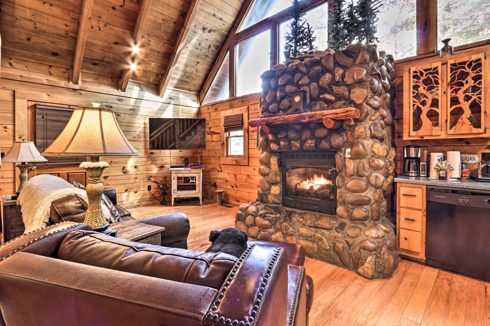 Smoky Mountain Log Cabin: 7 Mi to Gatlinburg! House in Sevier County