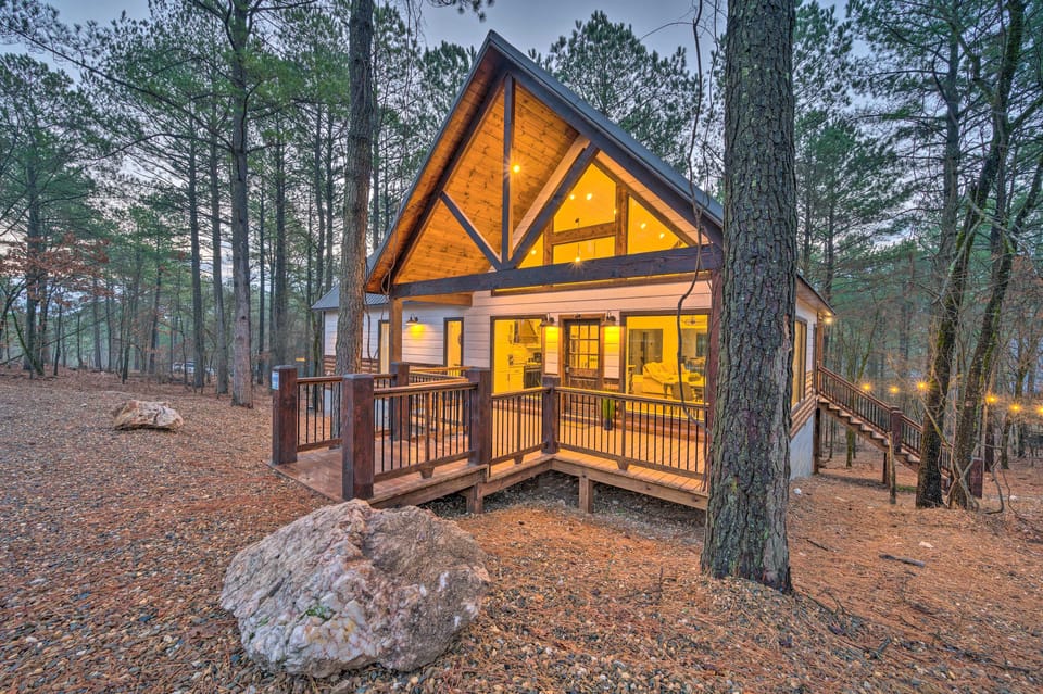 Modern Cabin w/ Hot Tub: 1 Mi from Hochatown! House in Oklahoma