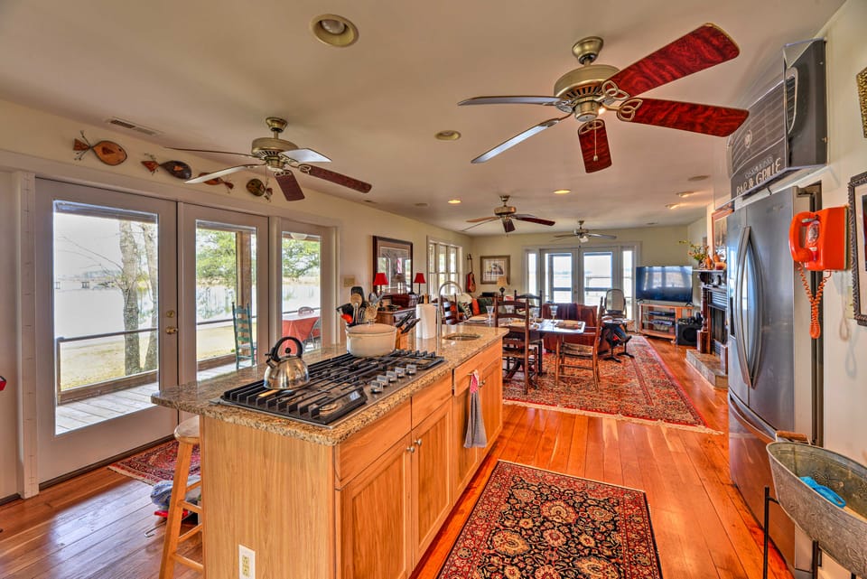 Waterside Belhaven House & Cottage w/ Porch & Dock House in North Carolina