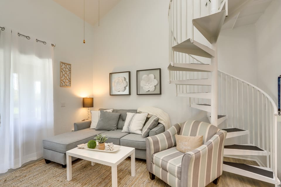 Charming Condo on Lake Erie w/ Community Pool Apartment in Lake Erie
