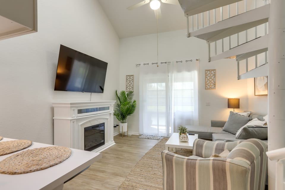 Charming Condo on Lake Erie w/ Community Pool Apartment in Lake Erie