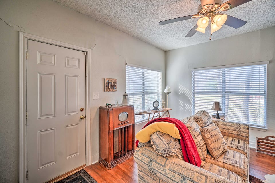 4 Miles to Lake Jacksboro: Cozy Texas Cottage House in Texas