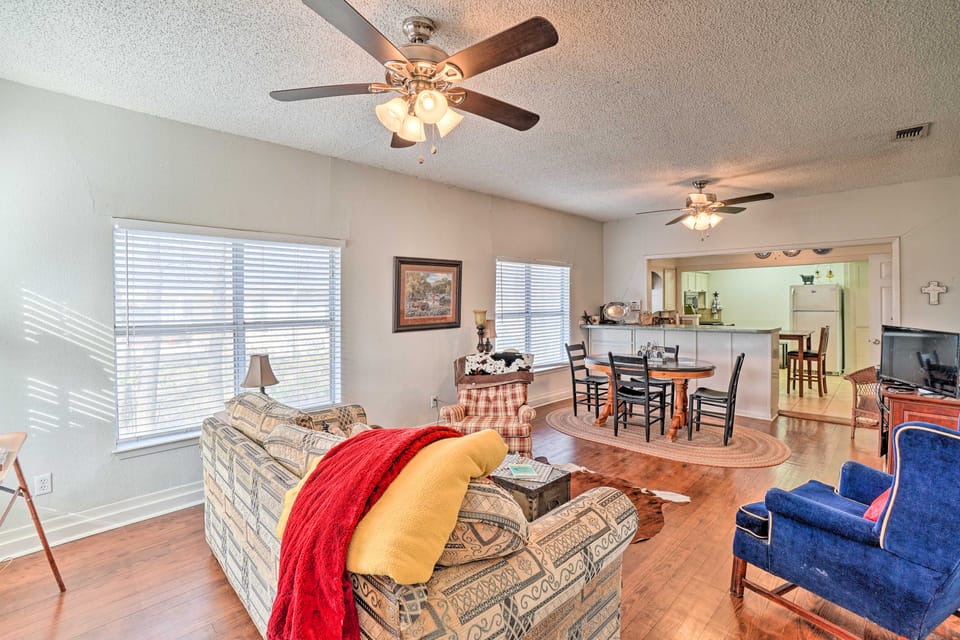 4 Miles to Lake Jacksboro: Cozy Texas Cottage House in Texas
