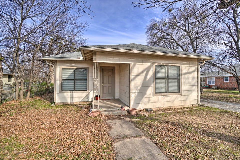4 Miles to Lake Jacksboro: Cozy Texas Cottage House in Texas