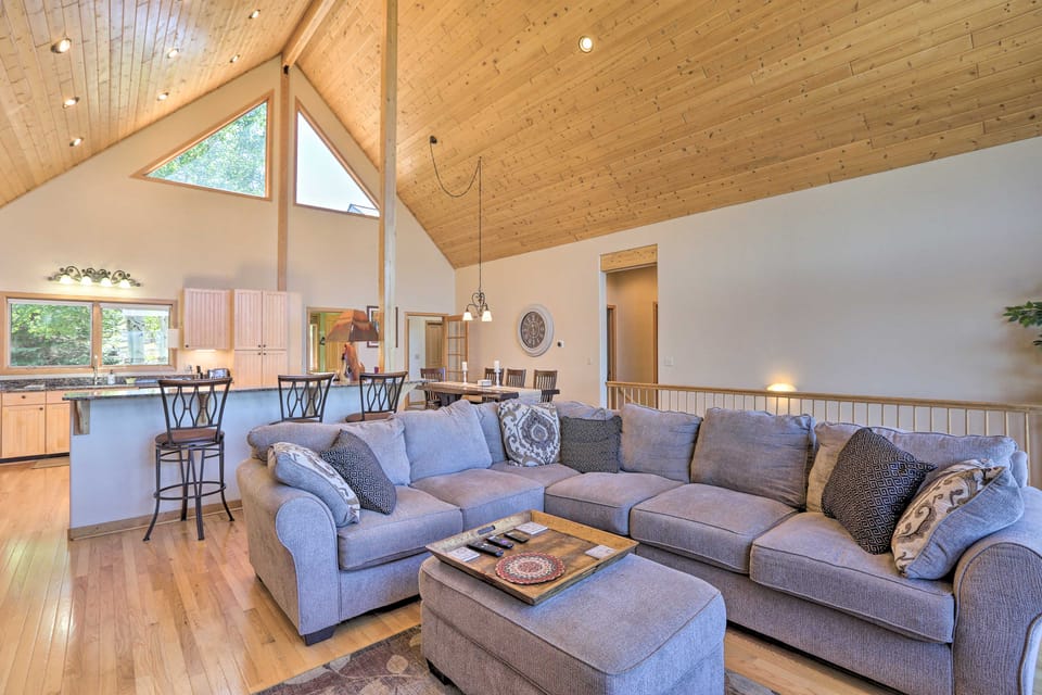 Ski + Bike: Home w/ Deck & Hot Tub in Granby! House in Granby