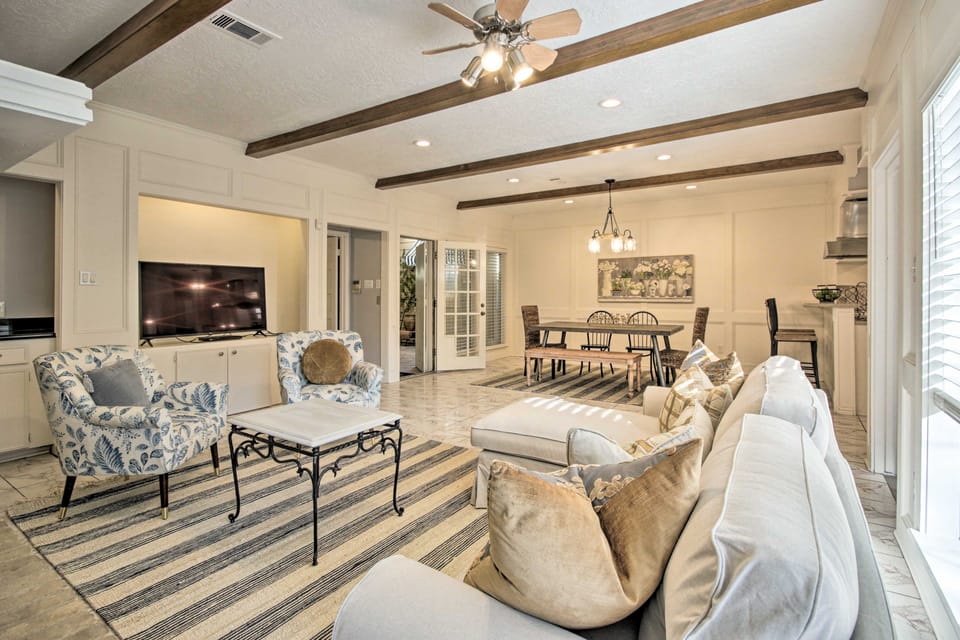 Quiet West Houston Home w/ Patio, Walk to Shops! House in Houston