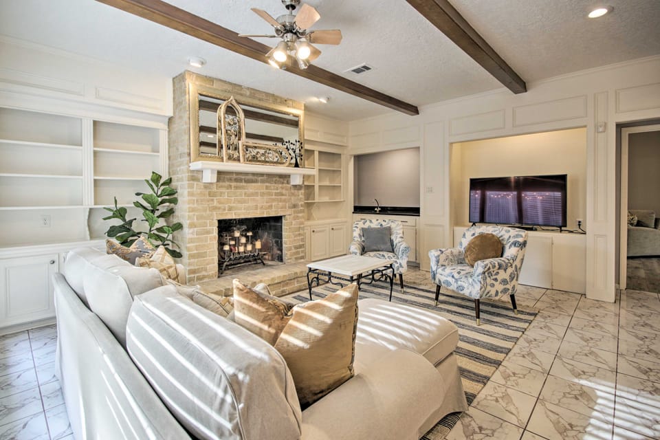 Quiet West Houston Home w/ Patio, Walk to Shops! House in Houston