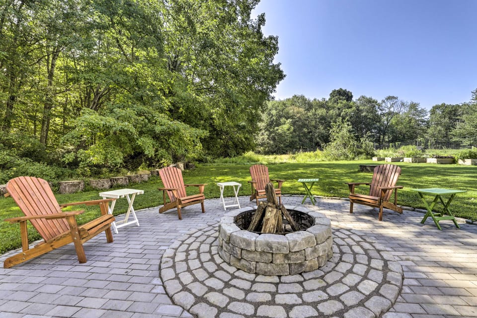 Hampton 'Quiet Corner Cottage' w/ Fireplace & Yard Cottage in Connecticut