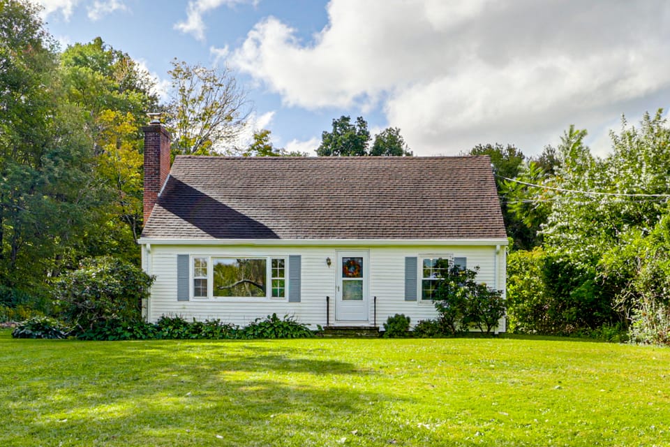 Hampton 'Quiet Corner Cottage' w/ Fireplace & Yard Cottage in Connecticut