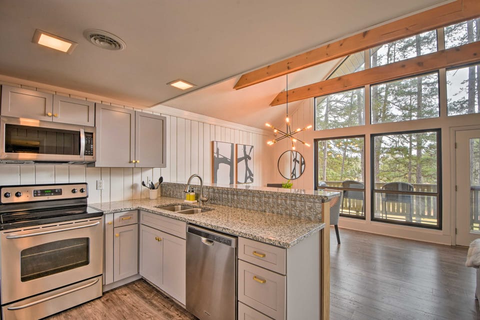 Designer Retreat w/ Pool, Golf + Beach Access! Apartment in Lake Keowee