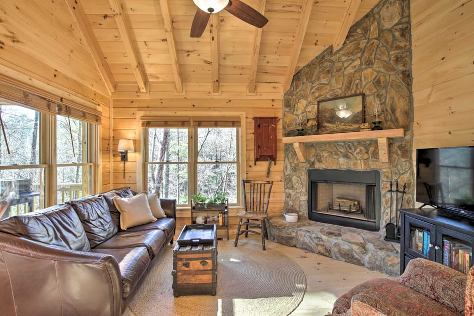 Cherry Log Couple’s Cabin Near Hiking & Waterfalls House in Georgia