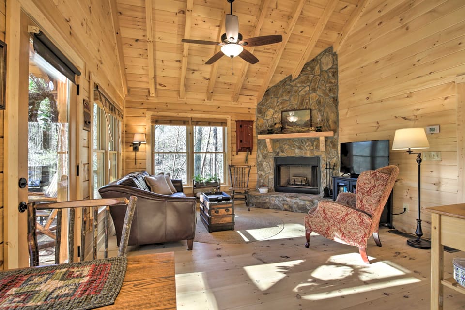 Cherry Log Couple’s Cabin Near Hiking & Waterfalls House in Georgia