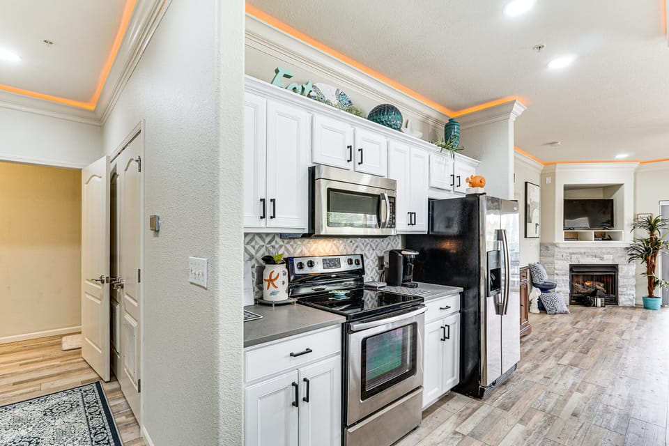 Poolside Fun + Views! Waterfront Ozarks Retreat Apartment in Lake of the Ozarks