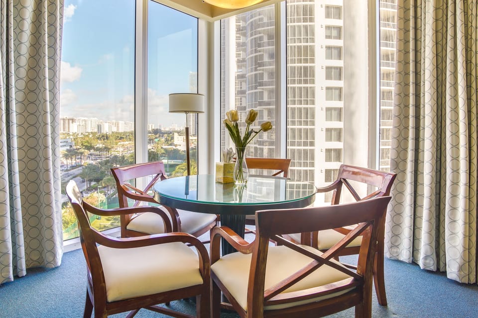 Pool & Tennis: Beachfront Florida Condo! Apartment in Sunny Isles Beach