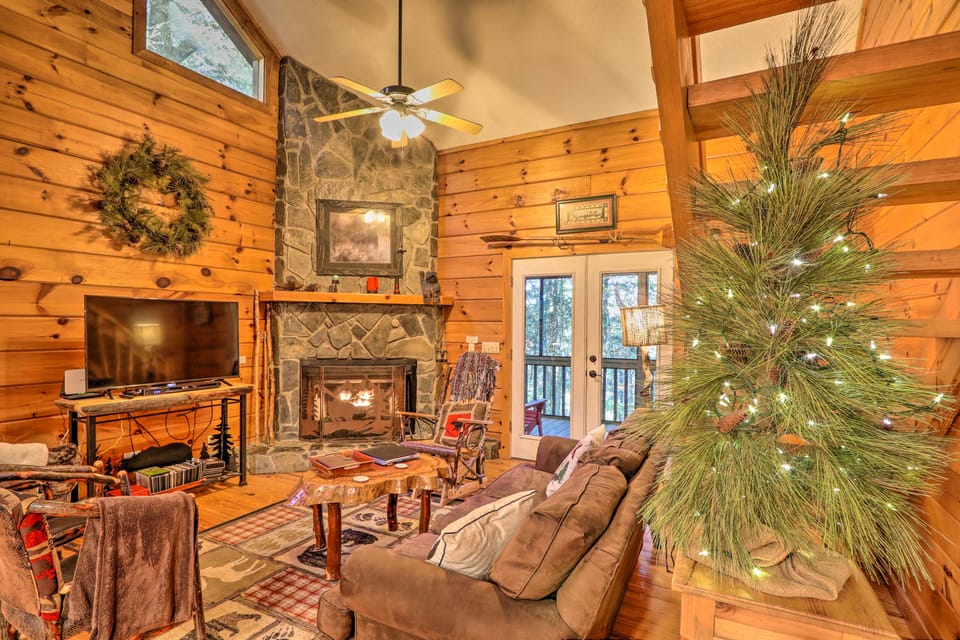 Luxe Fightingtown Creek Cabin: 2 King Suites & Spa House in Georgia