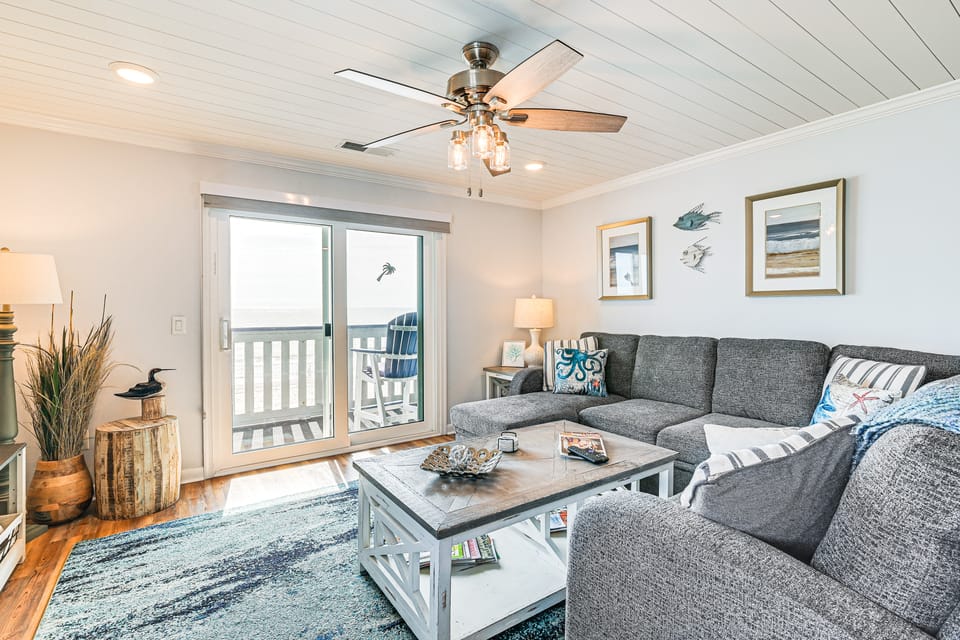 On-The-Beach Escape: Oceanfront in Surfside! Apartment in Surfside Beach