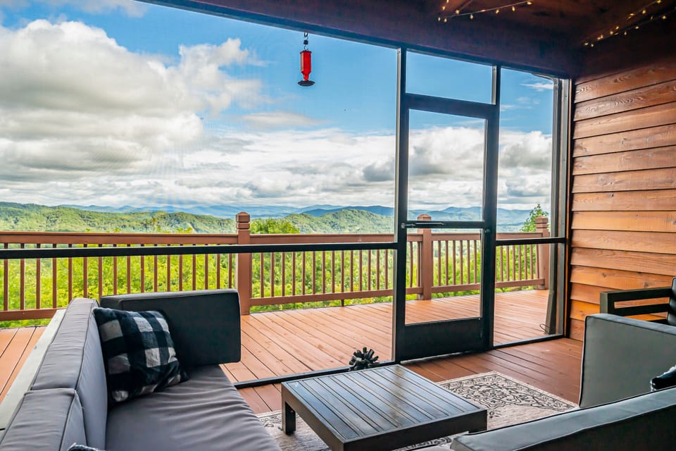 Game Rooms + Views: Spacious Mtn Cabin in Murphy! House in Tennessee