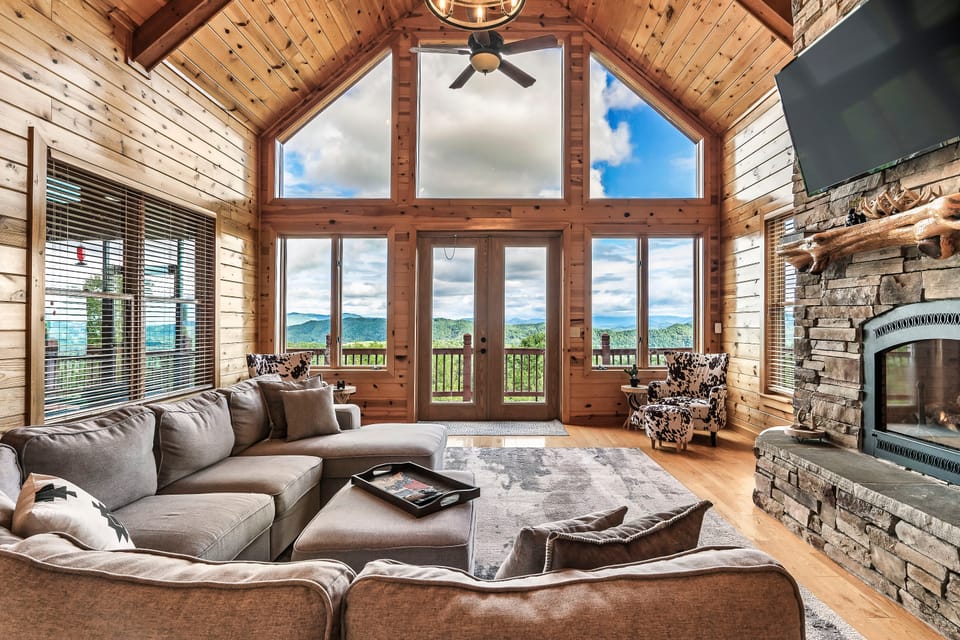 Game Rooms + Views: Spacious Mtn Cabin in Murphy! House in Tennessee