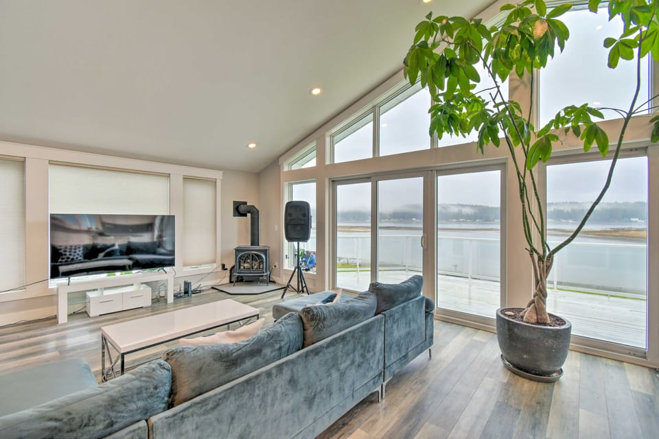 Scenic & Spacious Getaway on North Bay w/ Deck! House in Allyn-Grapeview