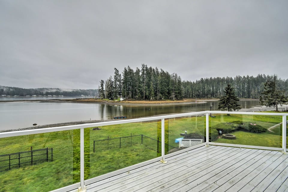 Scenic & Spacious Getaway on North Bay w/ Deck! House in Allyn-Grapeview