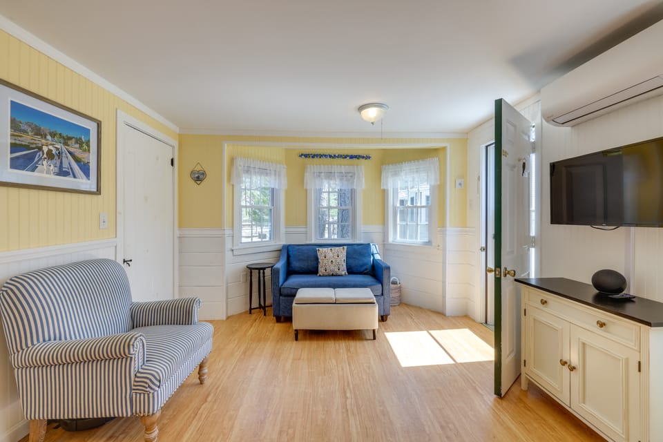 2 Mi to Beaches: Cozy Peaceful Escape w/ Deck Cottage in Wellfleet