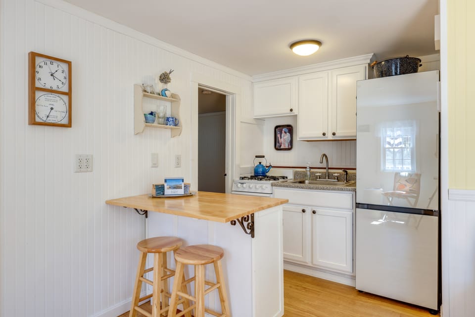 2 Mi to Beaches: Cozy Peaceful Escape w/ Deck Cottage in Wellfleet