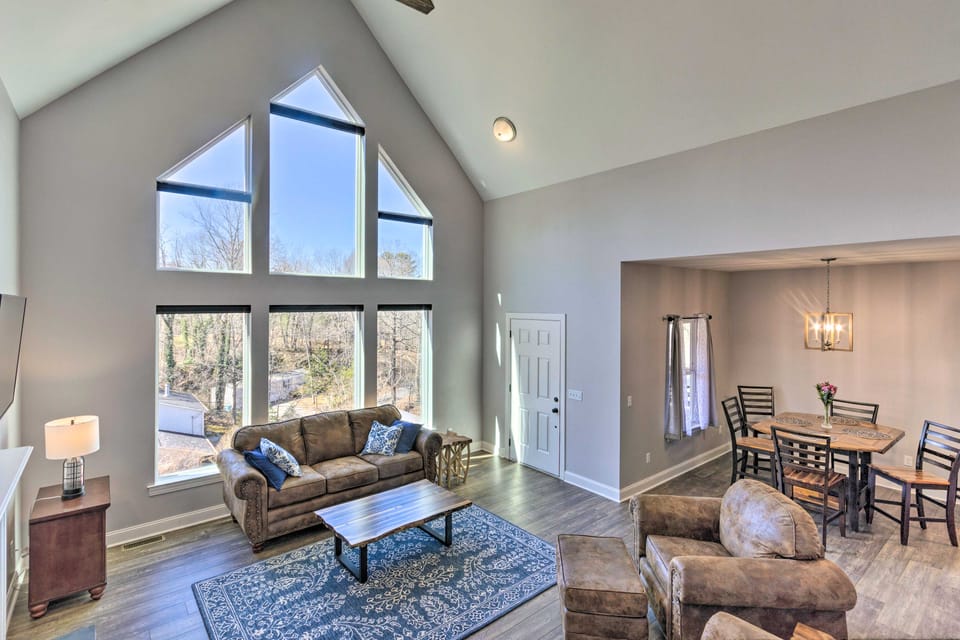 Family Home w/ Views ~ 5 Mi to Downtown Asheville! House in Asheville