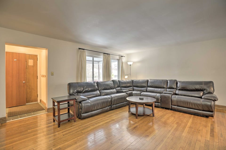 6 Mi to Dtwn: Pittsburgh Townhome w/ Porch Apartment in Squirrel Hill North