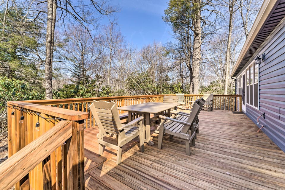2 Mi to Beech Mtn: Family Retreat w/ Fire Pit Cottage in Beech Mountain