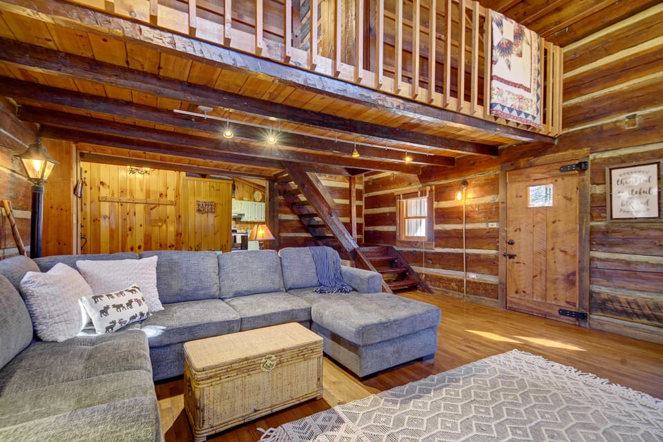 Cozy Log Cabin: 6 Mi to Great Smoky Mtns NP! House in Great Smoky Mountains