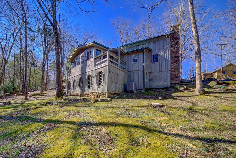 Cozy Log Cabin: 6 Mi to Great Smoky Mtns NP! House in Great Smoky Mountains