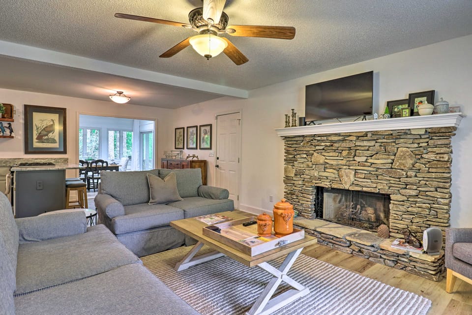 1 Mi to Downtown: Highlands Cottage w/ Sunroom House in Highlands