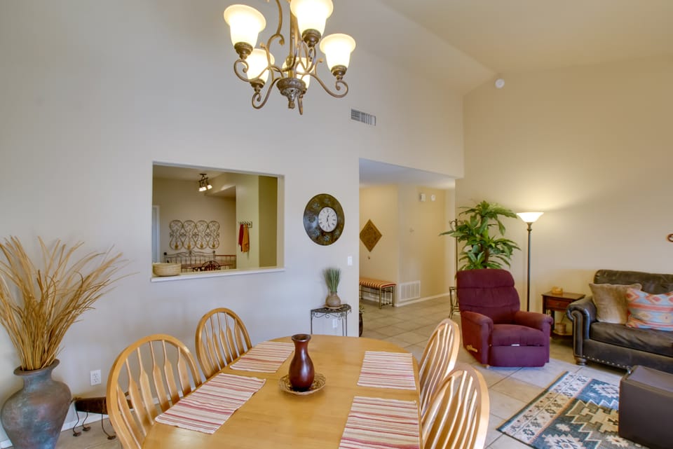 7 Mi to Mill Ave: BBQ-Ready Mesa Townhouse Apartment in Mesa