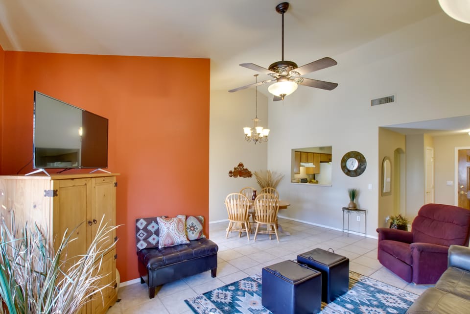 7 Mi to Mill Ave: BBQ-Ready Mesa Townhouse Apartment in Mesa