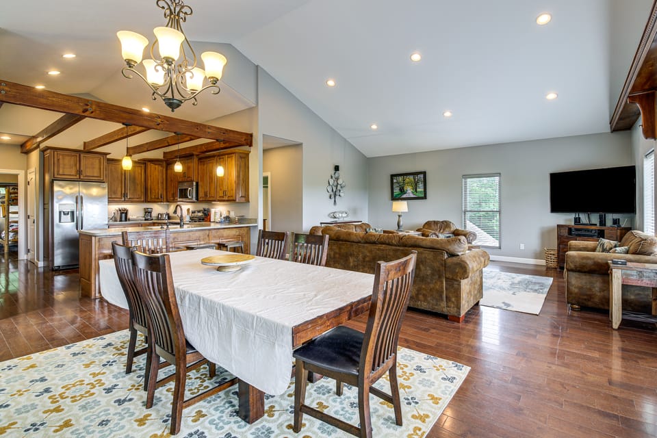 Hot Tub & Game Room! Group-Ready Smokies Cabin House in Sevierville