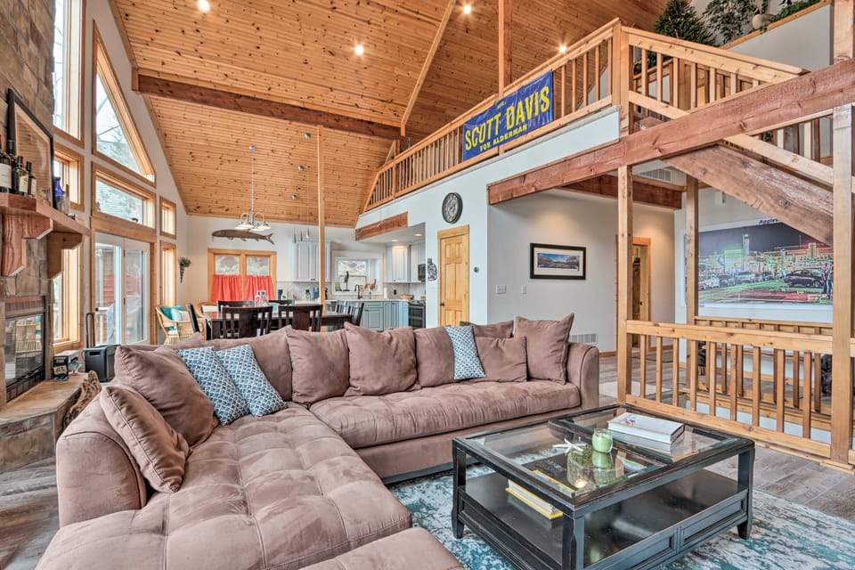 Private Dock, Lake Access! Multi-Level Ozarks Home House in Lake of the Ozarks