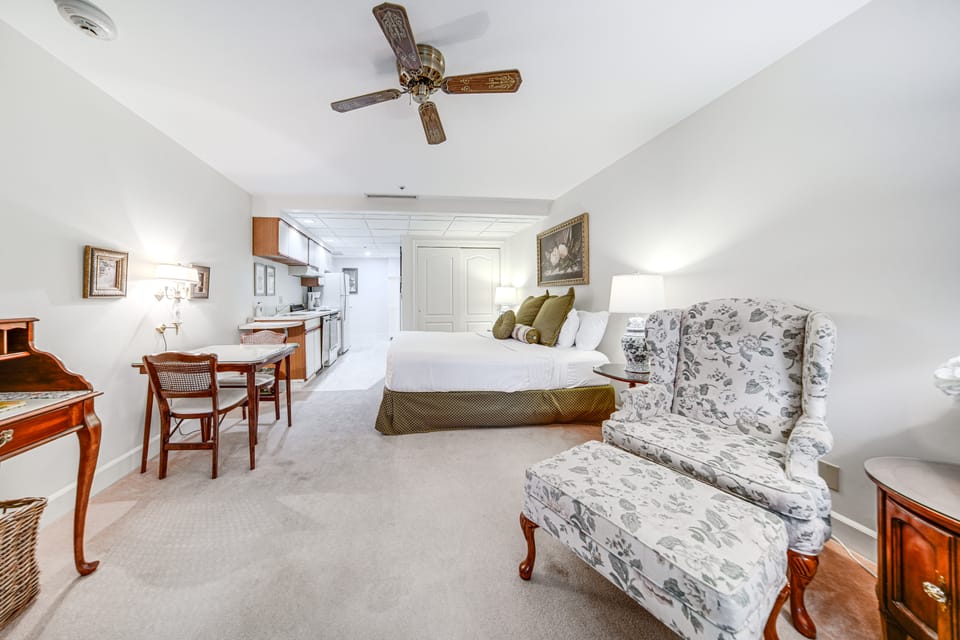Experience Chautauqua! Newly Renovated Studio Apartment in Chautauqua Lake