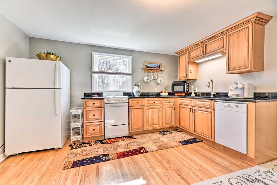 Trolley Apt Upper: Steps to Village Trail & Canal! Apartment in New York