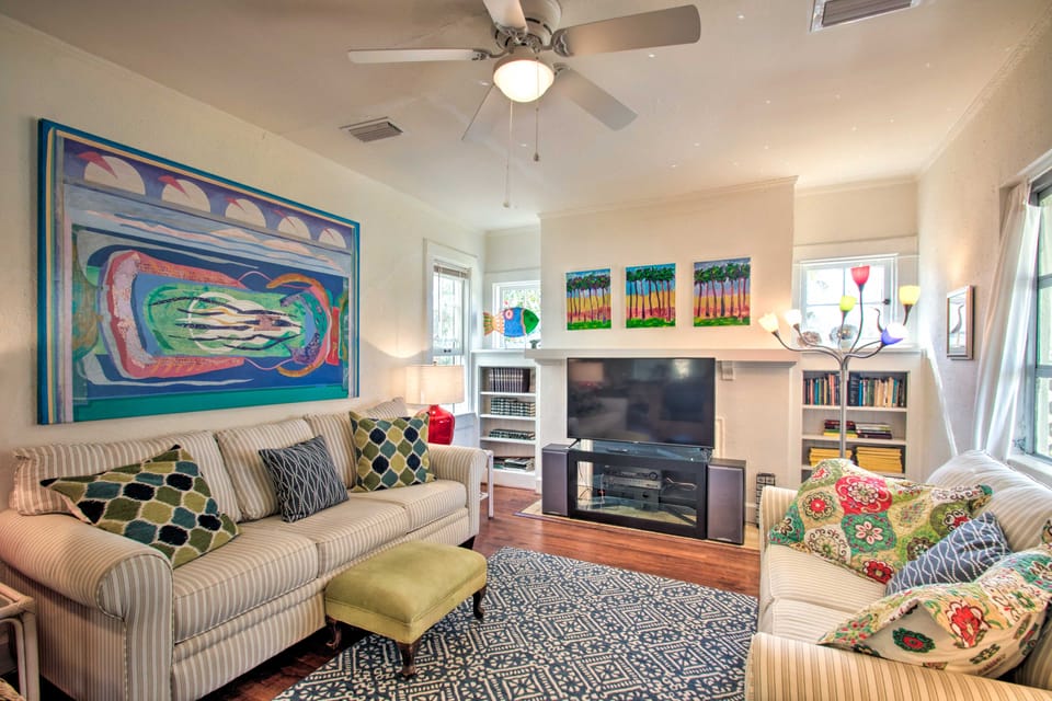 Colorful Pensacola Oasis: 1 Block to Bayview Park! House in Pensacola