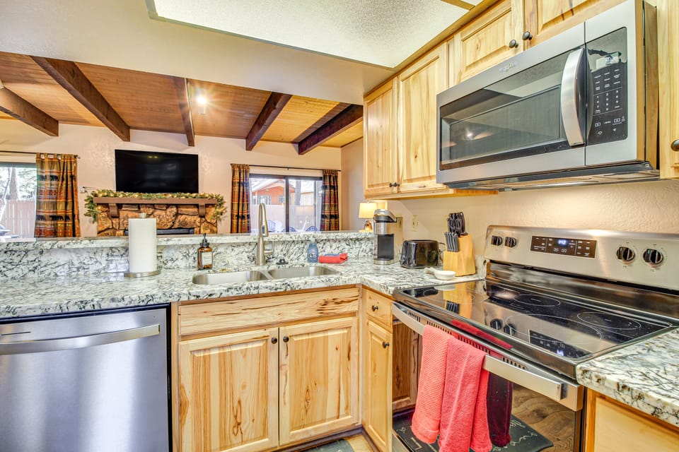 Pinetop Golf & Ski Condo w/ Spacious Patio Apartment in Arizona